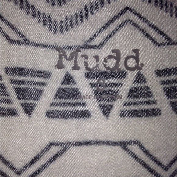 Mudd - Size Small Egret Geo Stripes Basic V-Neck - Picture 3 of 4