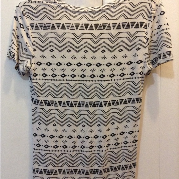 Mudd - Size Small Egret Geo Stripes Basic V-Neck - Picture 4 of 4