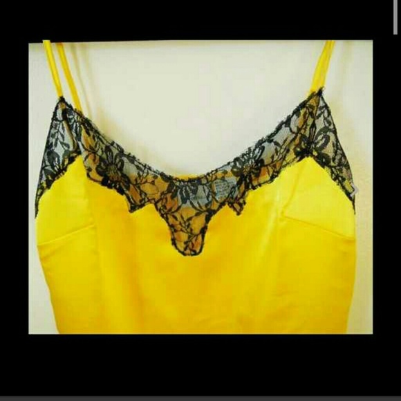 NWT Gorgeous silky yellow cami with lace detail - Picture 3 of 3