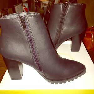 Sale🎉Black Block Heel with side zipper - Sz 6