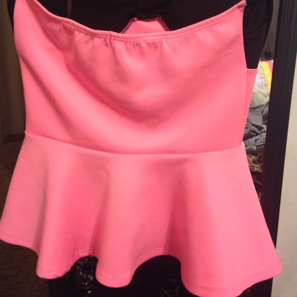 A strapless top, I'm very small does not fit. - Picture 2 of 3