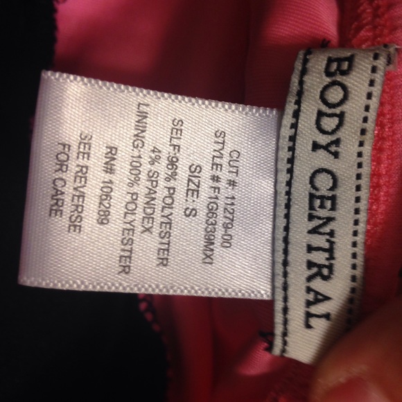 A strapless top, I'm very small does not fit. - Picture 3 of 3