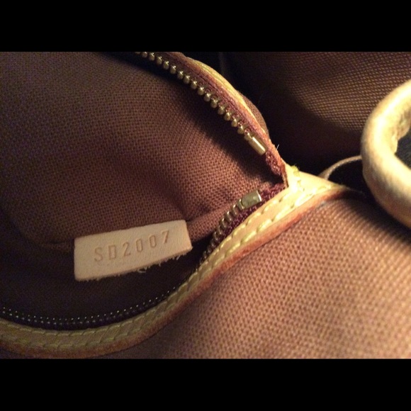 VUITTON BATIGNOLLES TOTE WITH ORIGINAL RECEIPT - Picture 4 of 4