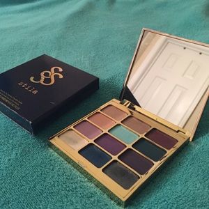 Stila Eyes are the Window Shadow Palette in: Body