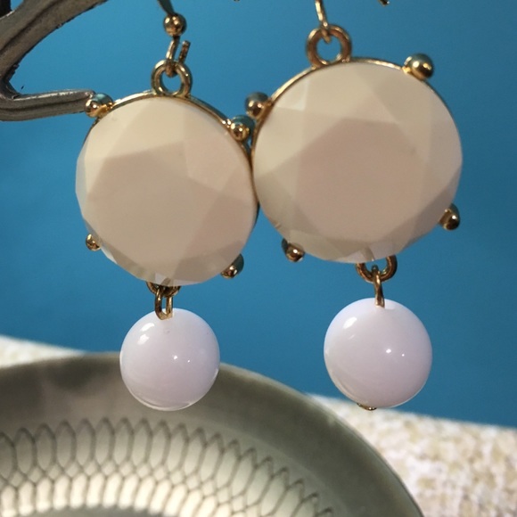 🚫sold🚫White ball drop earrings - Picture 2 of 3