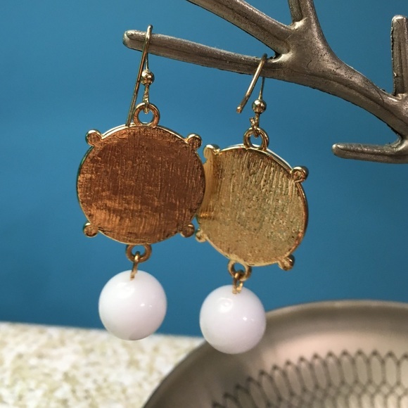 🚫sold🚫White ball drop earrings - Picture 3 of 3