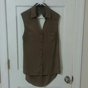 Super cute sleeveless hi-lo blouse