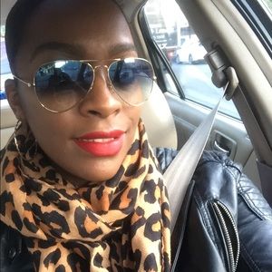 Meet your Posher, Yadhira