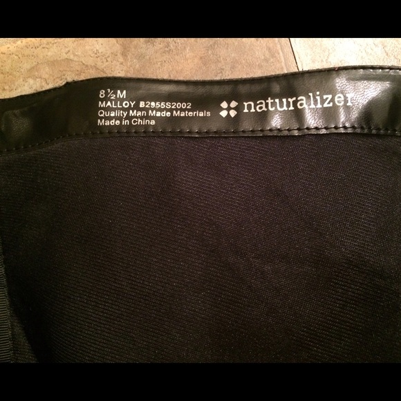 Black leather boots with zipper!