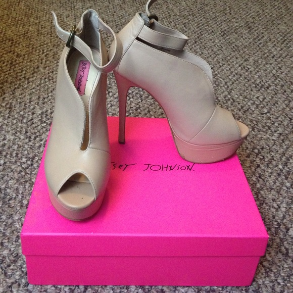 Betsey Johnson Shoes - BETSEY JOHNSON Elianna nude platform pump heels