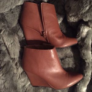Camel booties