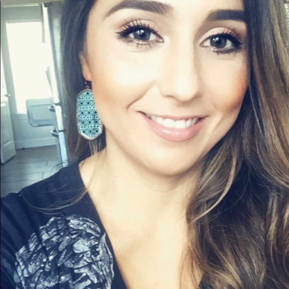 Meet your Posher, Claudia