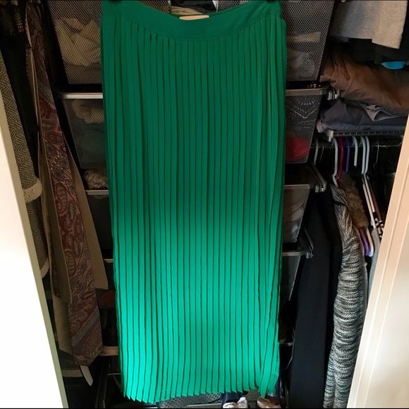 Pleated skirt in green