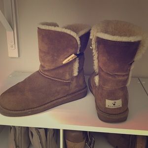 Chestnut colored bear paw boots !