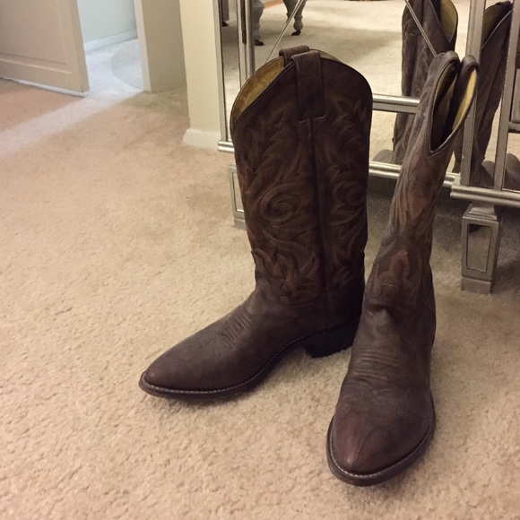 Adorable brown Justin cowboy boots