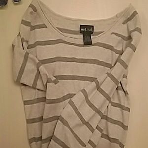 this a a crop top that hang off a little bit