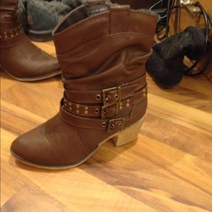 Adorable brown boots