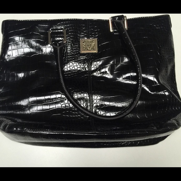 Black shoulder bag