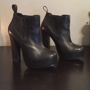 "Saffronnn" black leather heeled Steve Madden