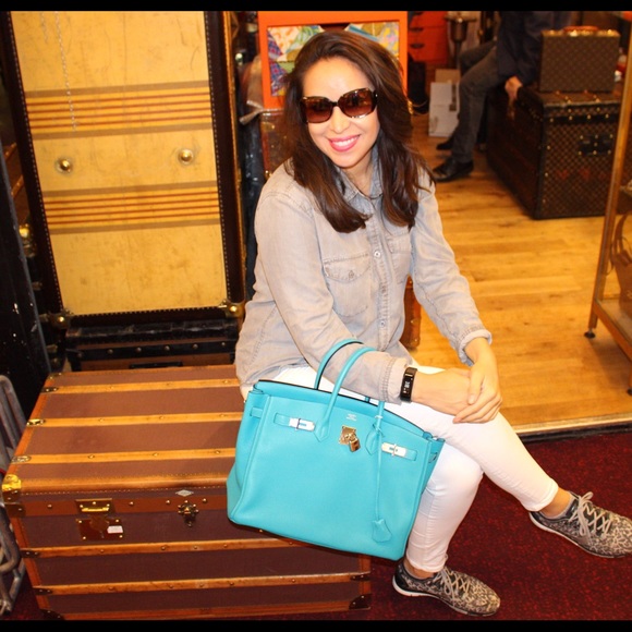 MEET ME! YOUR POSHER 💃🏼 - Picture 2 of 3