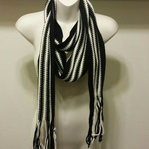SOLD Black and white knit scarf