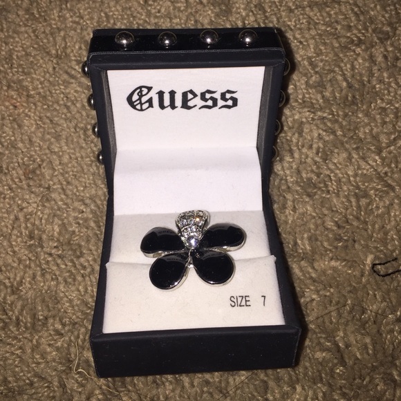 Guess ring - Picture 2 of 2