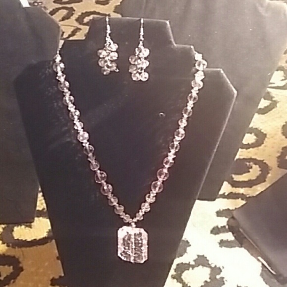 Light pink necklace earrings elegant ladt