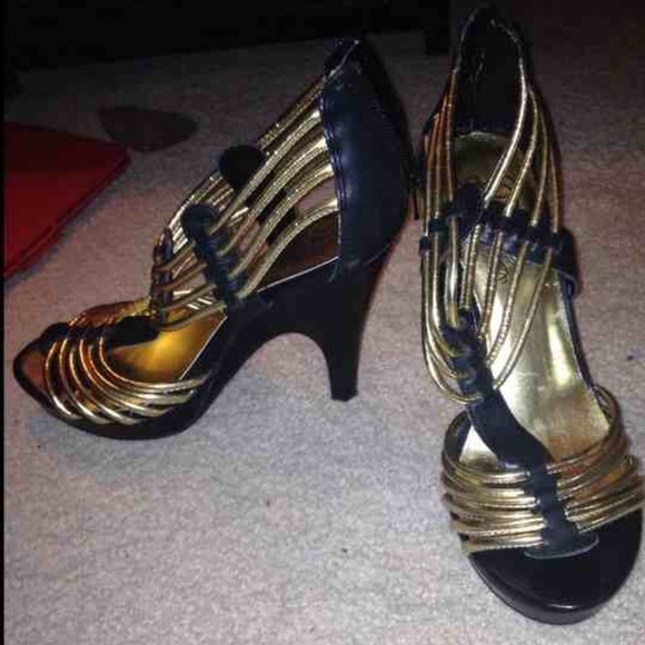 👠💃BRAND NEW BLACK&GOLD FERGIE WEDGE HEELS👯💃👠