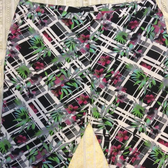 Perfect for Spring/Summer. Trellis print stretch - Picture 2 of 3