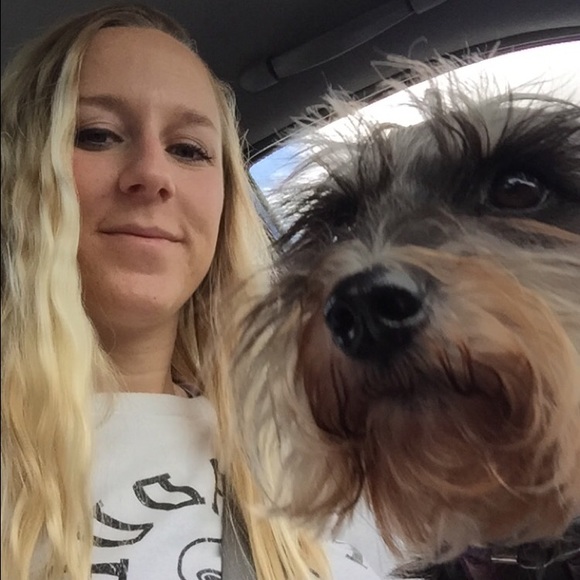 Meet your Posher, Caitlin