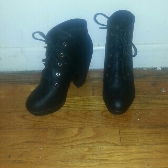 Black ankle boot - Picture 1 of 4