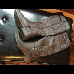 Maurice's brown boots