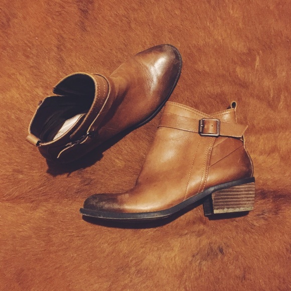 VINCE CAMUTO ankle boot.