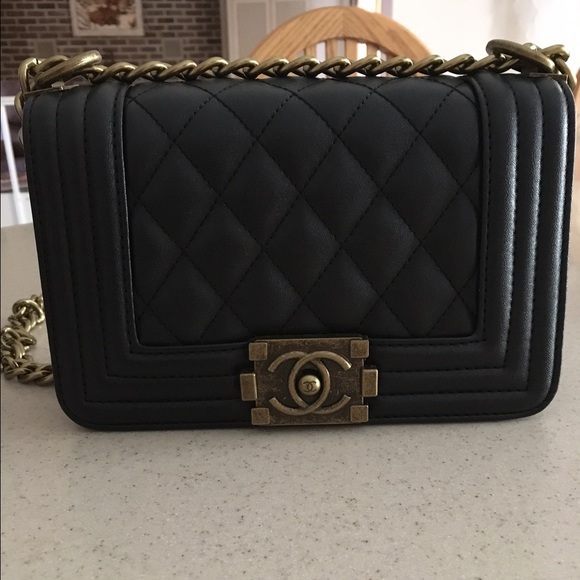 Chanel **on hold ***