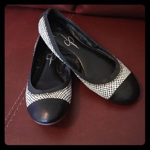 Jessica Simpson black/white print flats