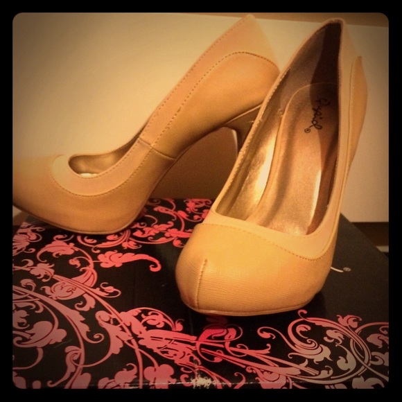 Tan/nude heel