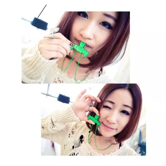 Green Vampire teeth - Picture 2 of 2