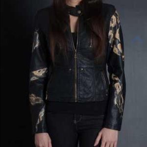 Snake sleeve bomber