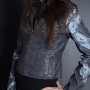 Snake sleeve bomber