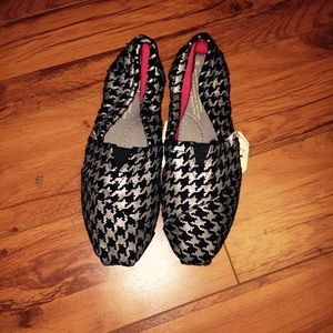 Brand New Houndstooth TOMS