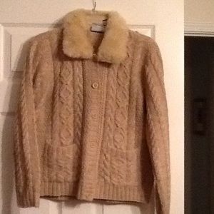 Beautiful cable knit sweater with faux fur collar