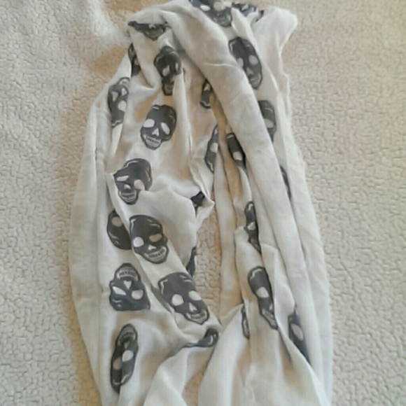 Fashion skull scarf