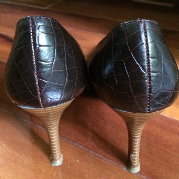 RAMPAGE Dark brown pointed heel pumps. - Picture 3 of 3