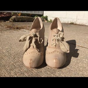 Vintage-style Oxford Heels