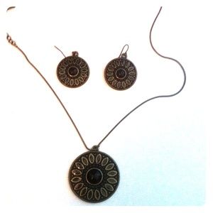 ✨SOLD✨. Necklace and earrings