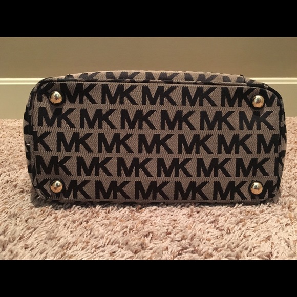 Micheal Kors shoulder bag. - Picture 2 of 4