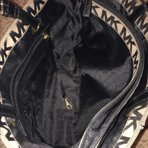 Micheal Kors shoulder bag. - Picture 3 of 4