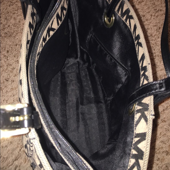 Micheal Kors shoulder bag. - Picture 4 of 4