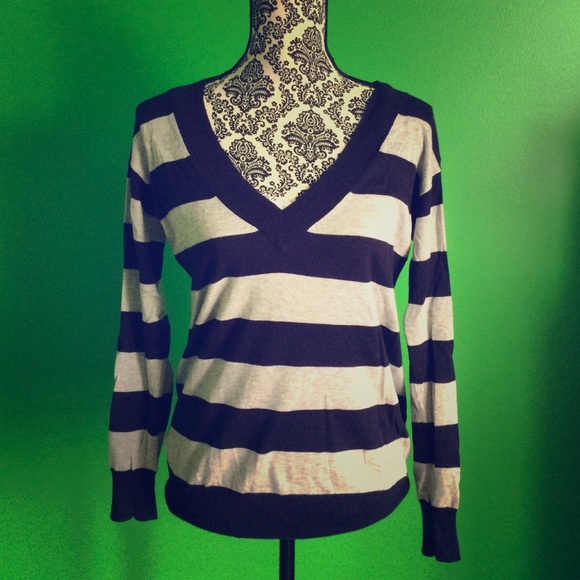 Gap stripped v neck sweater
