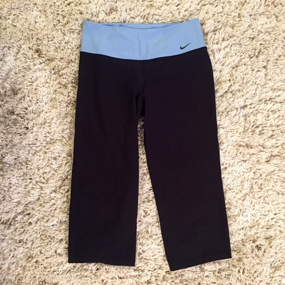 🔴SOLD🔴Nike capris - Picture 1 of 4